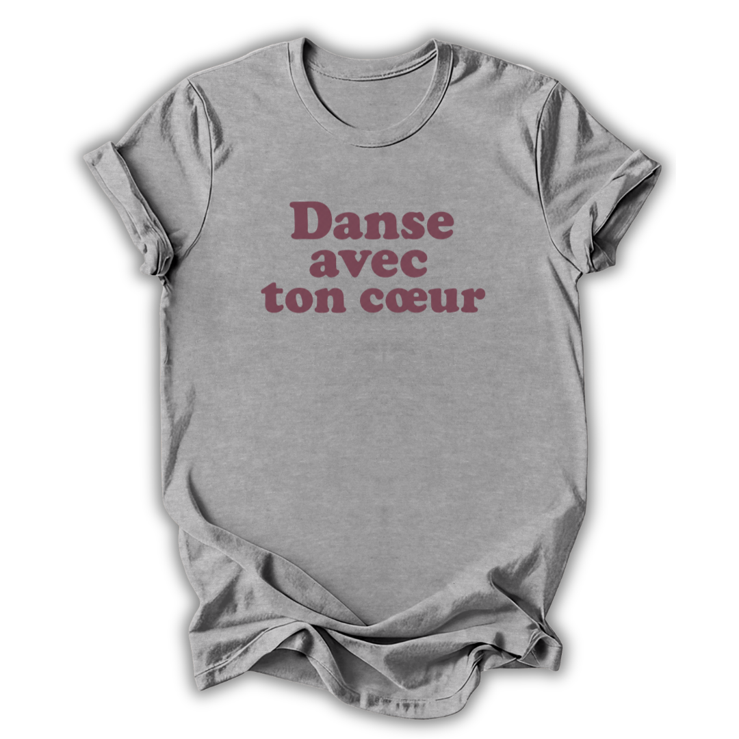 Gray t-shirt with pink text 'Danse avec ton coeur' on a white background